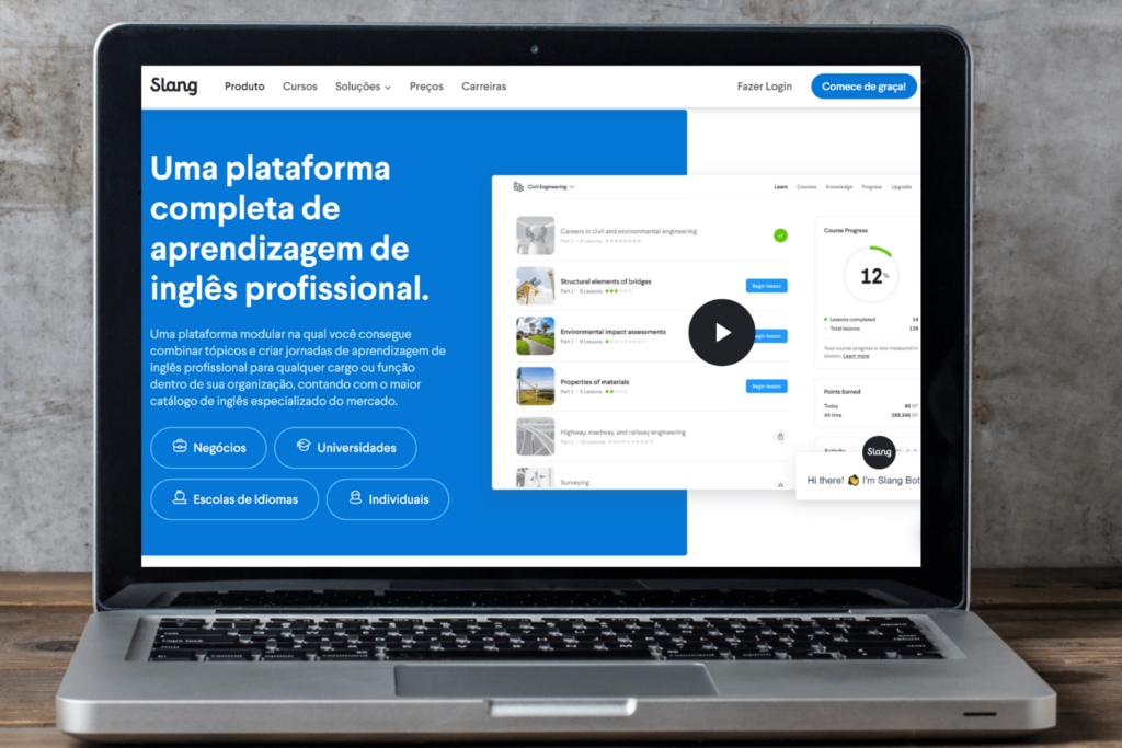 Um laptop aberto mostra o site da Slang com a frase “Uma plataforma completa de aprendizagem de inglês profissional.” em destaque.