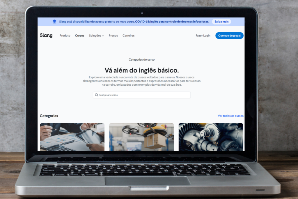 Laptop aberto mostra a plataforma dos cursos da Slang.
